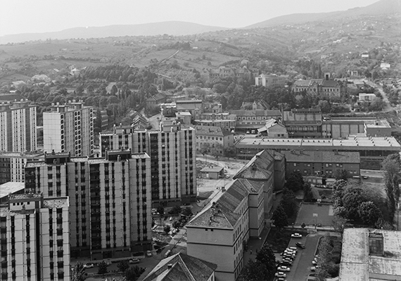 	Kilátás a pécsi magasház tetejéről, 1975-ből. A magyar lakosság mintegy egyötöde él ma is panelházakban, ami körülbelül 788 ezer lakást jelent.	 