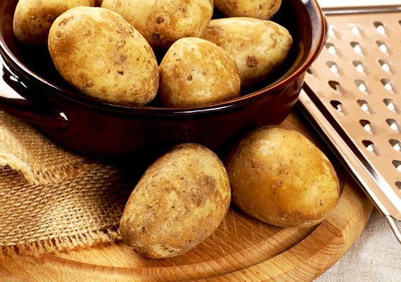 	A krumplit se rakd be a hűtőbe, a benne található keményítő ugyanis a hidegben átalakul, a krumpli pedig édeskéssé válik.