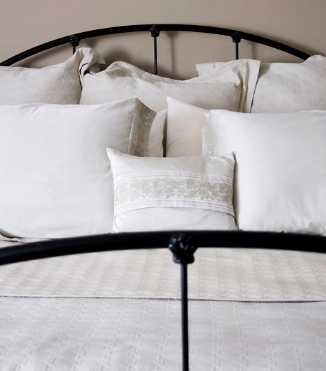 	Kényelmetlen ágy	Ha az ágyad nem kényelmes, vagy épp a matracod régi, nem lesz nyugodt és kielégítő az éjszakai alvásod, ami nappal is meglátszik majd rajtad. Egy jó matracra érdemes beruházni, különösen, ha gyakran fáj a nyakad vagy a derekad is.