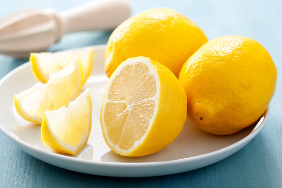	Szintén egy kevés citromra lesz szükséged, ha házi légfrissítőt készítenél: tölts meleg vizet egy szórófejes flakonba, majd add hozzá egy citrom kipréselt levét.