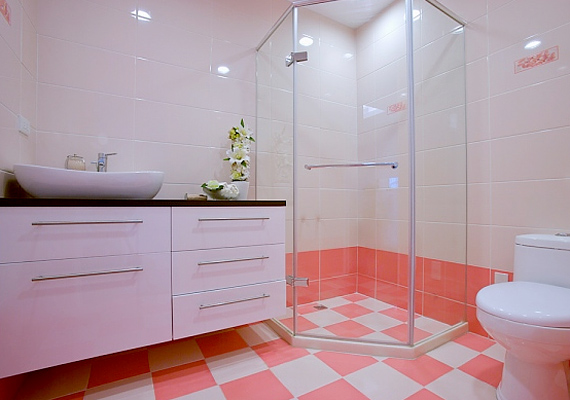 	Az áttetsző zuhany azért praktikus, mert így látható, hogy hol van vége a fürdőszobának, ellentétben a tejüveggel, amely mintha levágná a fürdő egy részét.