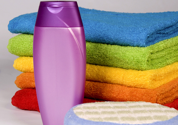 	A foltok nyomtalanul eltűnnek, ha mosás előtt az anyagba sampont dörzsölsz.