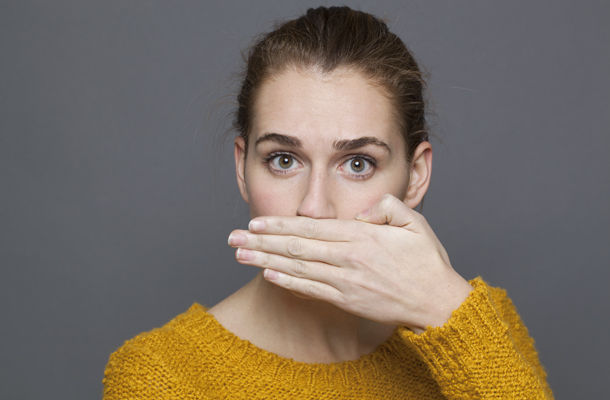 Rothadt szag a szájból: mi ez, miért fordul elő, hogyan eliminálódik
