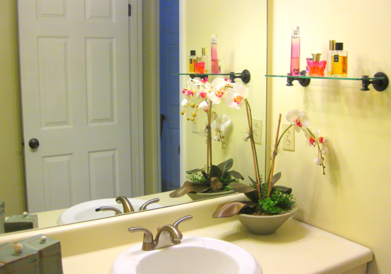 
                        	A virágok még a legsivárabb zugot is feldobják. Állíts orchideákat a fürdőszobába, ezek ugyanis kifejezetten kedvelik az ottani párás környezetet!