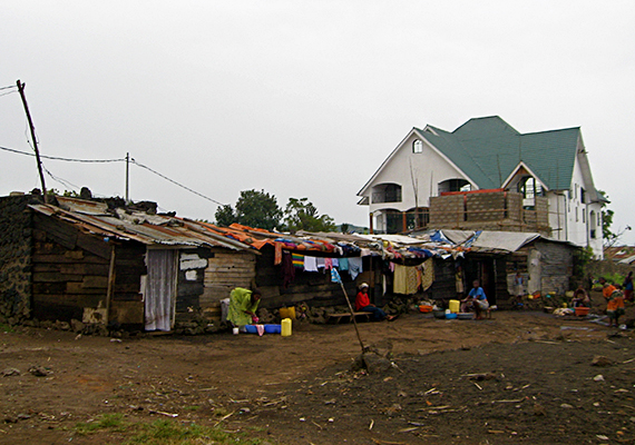 	Afrikában is jelentősek a társadalmi különbségek. A képen a kongói Goma házai láthatók.