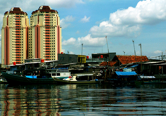 	Éles a kontraszt Jakarta modern lakóépületei és a vízre épült nyomornegyed között is.