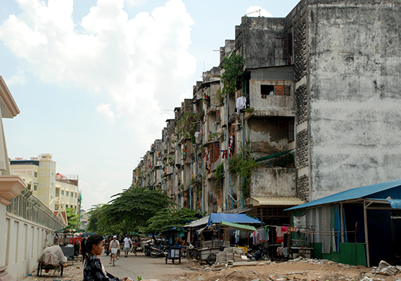 	Kambodzsa fővárosában, Phnompenben egy utcányit sem kell odébb menni a különbségért.