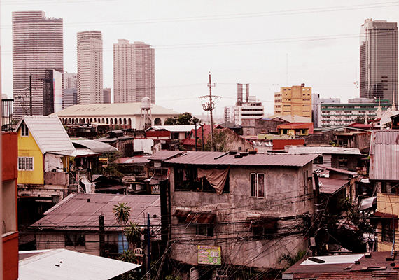 	A Fülöp-szigeteki Makati szegénynegyede, a távolban a modern toronyházakkal.