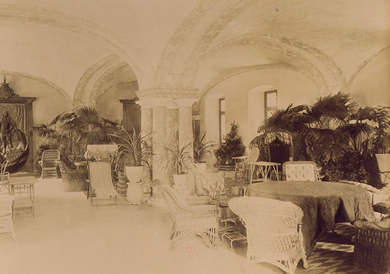 	Márványterem a keszthelyi Festetics-kastélyban. A felvétel 1895 és 1899 között készült.
