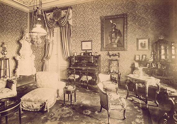	A kép az 1800-as évek végén készült a lesencetomaji Hertelendy-kastély nagyszalonjában.