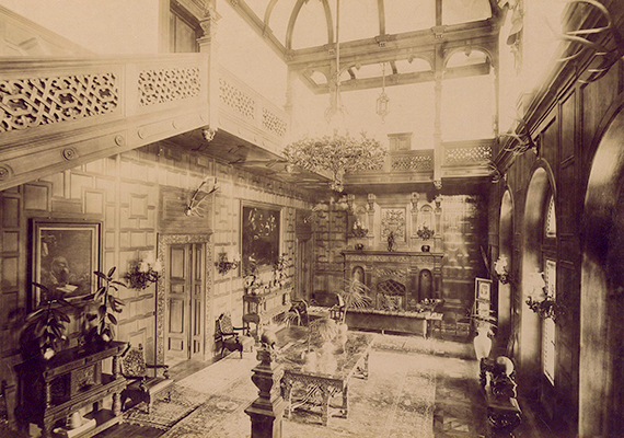 	1900 környékén készült a felvétel a nagymágocsi, 1896-ban épült Károlyi-kastélyegyüttes belső berendezéséről.
