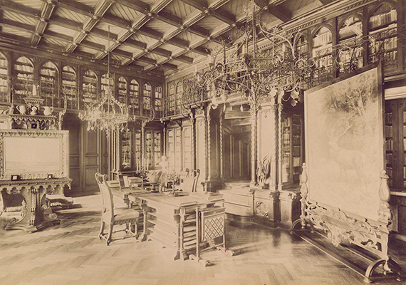 	A kép szintén a Nádasdy-kastélyban készült, az épület gyönyörű könyvtára látható rajta.