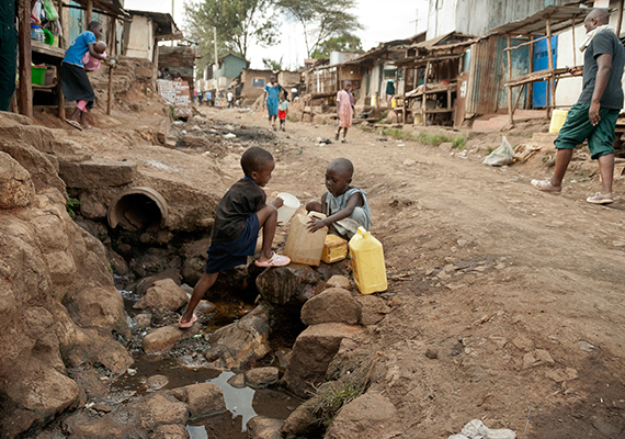 	Vizet szereznek a gyerekek Kenyában, Naorobi Kibera nevű, legnagyobb nyomornegyedében.