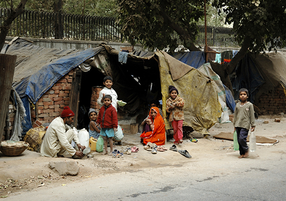	Delhi, India: rengeteg család él az utcán, hasonló, sátorszerű otthonokban.