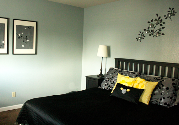 	Egyszerű, mégis látványos, ha a falra akasztott képek mintázatát átmásolod az ágy fölé.
