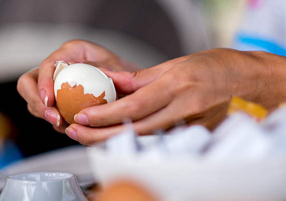 	Ha a tojáspucolást szeretnéd megkönnyíteni, áztasd előtte hideg vízbe a főtt tojásokat.