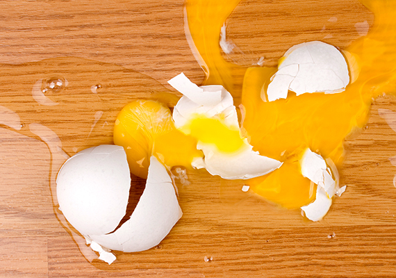 	Az aszpirin a tojás ejtette foltot is segít eltüntetni: miután feltörölted a nagyját, a foltra tegyél az izzadságfolt esetében is alkalmazott folyadékból, majd hagyd állni egy órát, és mosd ki hagyományos módon a ruhadarabot.