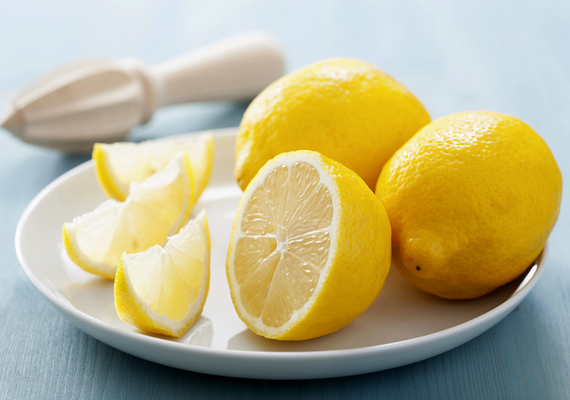 A citrom leve az egyik leghatásosabb ellenszere az izzadságfoltoknak, ráadásul alkalmazni sem nehéz, elég, ha összekevered egy kis vízzel, majd bedörzsölöd vele a ruha hónalji részét. Utána mosd ki a szokásos módon.