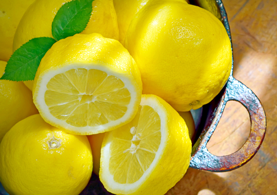 
                        	A citrom is segít eltávolítani a csúnya penészfoltokat, akár a ruhaneműkből is. Kattints ide, és tudd meg, hogyan!