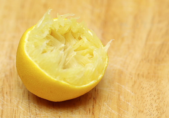 	A citromot is bevetheted a zsíros szennyeződések ellen, ráadásul pazarolnod sem kell, ugyanis a kifacsart gyümölcsöt is használhatod. A félbevágott, majd levétől megszabadított citromra szórj egy kevés sót, majd ezzel dörzsöld át az odaégett, zsíros szennyeződést. Ha kíváncsi vagy, hogy takarítsd citrommal a mikrohullámú sütőt, kattints ide!