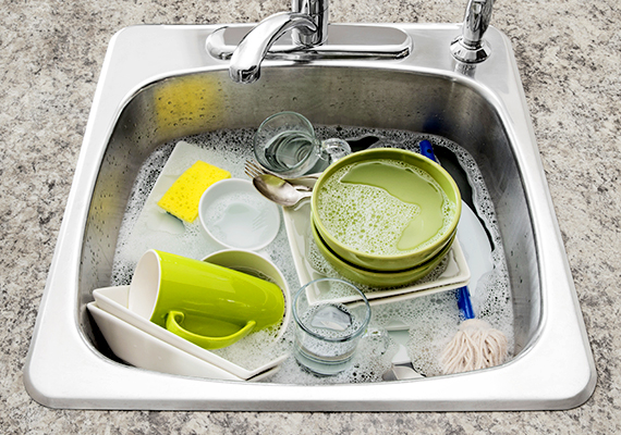 
                        	Fontos, hogy a mosogatószivacsot minden használat után öblítsd, majd facsard ki alaposan, és semmiképpen se dobd be a nedves mosogatóba, főként ne a piszkos edények közé, ez a közeg ugyanis tökéletes terepet jelent a baktériumok szaporodásához. Ha kíváncsi vagy, milyen gyakran érdemes cserélni a szivacsot, illetve hogyan fertőtlenítheted például a mikrohullámú sütőben, kattints ide!