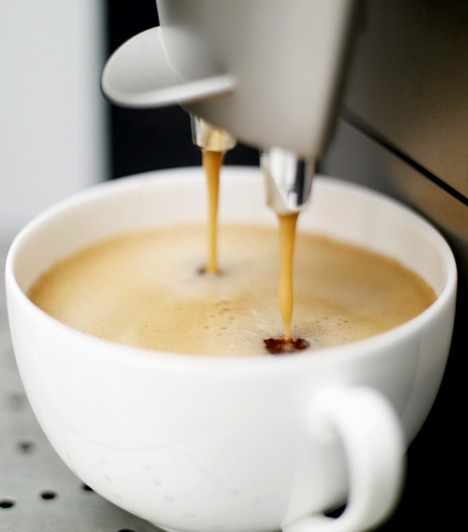  	Kávé- és teafőzők  	A kávéfőzőt a vízkő teheti tönkre a legegyszerűbben, nem véletlen, hogy a használati útmutatóban sokszor maguk a gyártók is leírják a vízkőmentesítés folyamatát. Kaphatók kifejezetten a kávéfőzőkhöz való vízkőoldók, ugyanakkor hasznos lehet az ecet alkalmazása. 	 	Kapcsolódó cikk: 	8 probléma, amin segít az ecet »