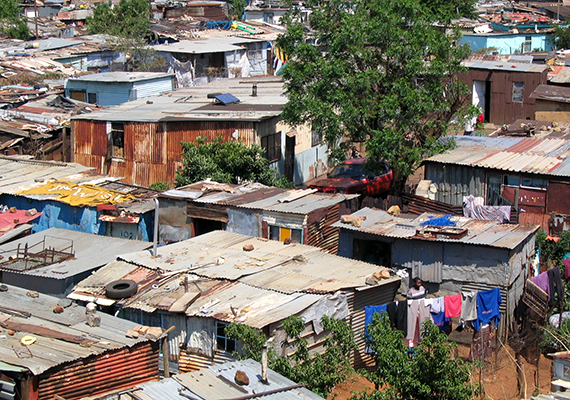 	A világ lakosságából egymilliárdnyian már most nyomornegyedekben élnek, a jóslatok szerint pedig a jövőben növekedni fog a szám. A képen Johannesburg egy szegénynegyede látható. Ha többet szeretnél megtudni a világ nyomornegyedeiről, kattints ide!