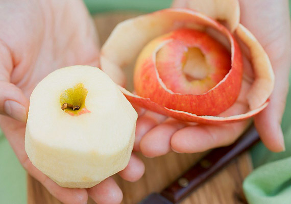 	Az almahéjjal ledörzsölheted a fekete oxidációt az alumínium étkészletről.