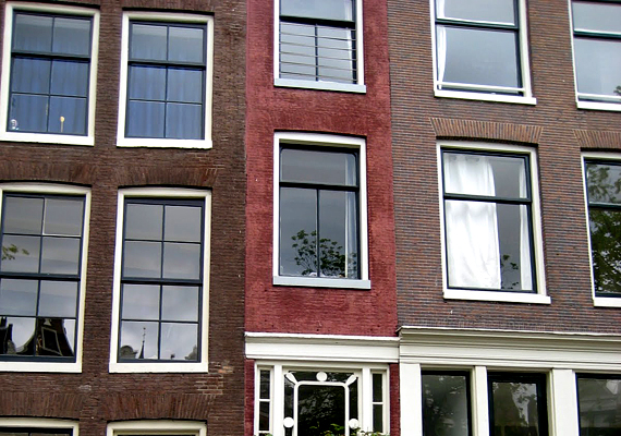 	Az alig két méter széles amszterdami ház akkor épült, amikor az ingatlanadót kifejezetten a házak szélessége után kellett befizetni.