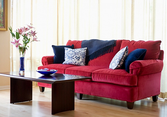 	Egyszínű kanapédhoz varrj egészen más színű, mintás párnahuzatokat. Meglátod, ezzel a dívány lesz a nappali lelke.