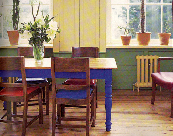 	A modern színekkel lefestett régi bútorok izgalmassá, játékossá teszik a nappalit.