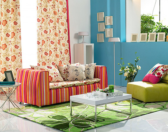 	A színes, mintás textilek élettelivé teszik a szobát, de használatuk csak erős egyéniségeknek ajánlott.