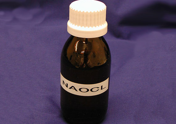 A hipó a nátrium-hipoklorit - NaOCl - vizes oldala. Lúgos kémhatású és erősen oxidatív. A fehérítő hatású vegyület nem alkalmas takarításra, mivel a szennyeződést csak oxidálja, de nem távolítja el. A szakértők szerint kizárólag indokolt esetben - járvány idején használható a hipó ruhaneműk fertőtlenítésére. Korábbi cikkünkben bővebben olvashatsz a hipó rákkeltő és mérgező hatásáról - mely részletesen bemutatja és magyarázza, miért tilos vele a kádat takarítanod.