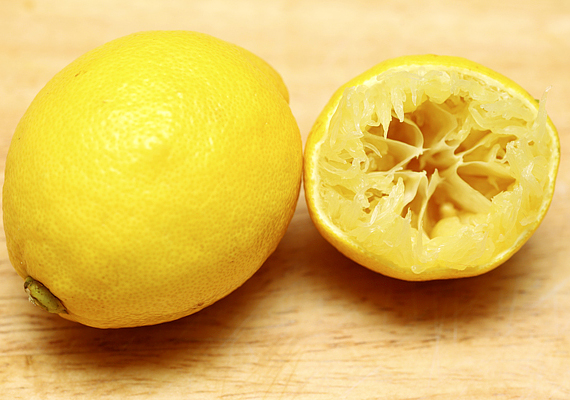 	A citrommal nem csupán az enyhébb elszíneződéseket, de még a halványabb rozsdafoltokat is eltávolíthatod: ehhez nem kell mást tenned, mint egy fél citrommal átsúrolni a kád felületét.