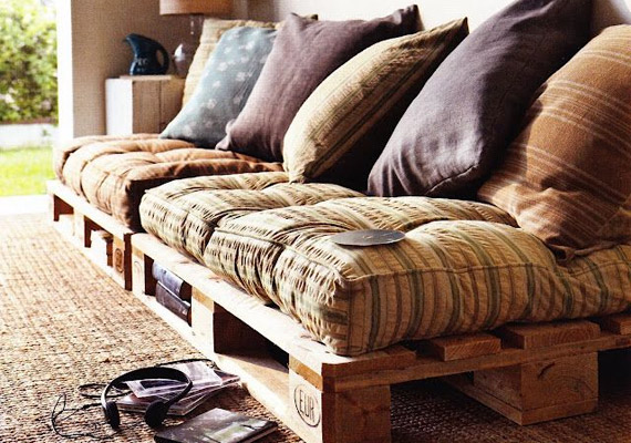 	A raklap bútorként való felhasználása rusztikus külsőt kölcsönöz bármilyen szobának. Néhány nagyméretű, puha párna kell csak rá, és kész is a kanapé!
