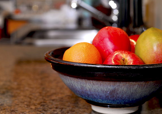 	Egy tál színes, változatos gyümölcs minden konyhát feldob, azonban ügyelj rá, hogy ezek ne lehangoló műanyag díszek legyenek.