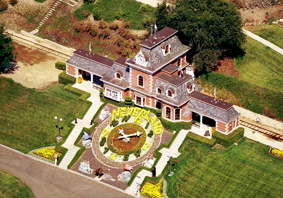 	A Carolwood Drive-inál is híresebb neverlandi birtokon Michael Jackson 1988 és 2005 között élt.