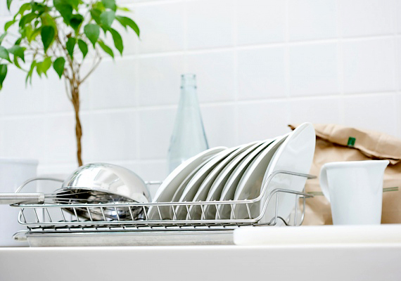 
                        	Bár az arra kerülő tányérok és evőeszközök elméletileg tiszták, a mosogatótálca alján pangó vízben számtalan baktérium megtelepedhet, így ennek rendszeres elmosogatásáról se feledkezz meg.