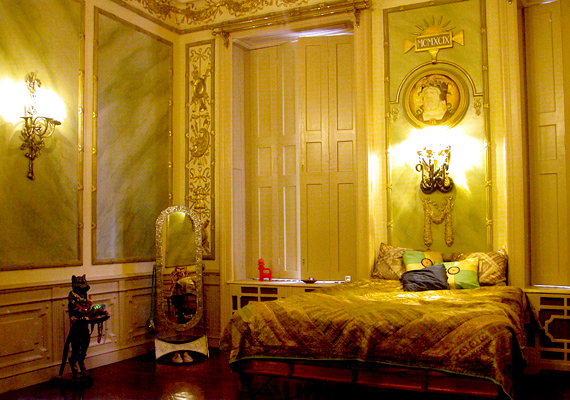 	Ez a hálószoba a neves építész, Ferenczfy Kovács Attila otthonában található. Az egész lakás egy elegáns párizsi szálloda hangulatát tükrözi.