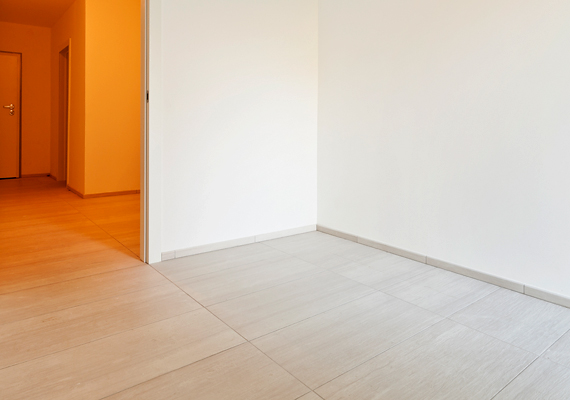 	Ne darabold fel a lakást azzal, hogy különböző helyiségek esetében más-más tapétát, falfestéket vagy padlóburkolatot alkalmazol. Ha minden egységes, nagyobbnak és tágasabbnak tűnik majd otthonod.