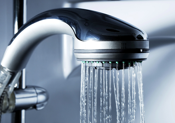 	Ha sokszor zuhanyozol, vagy épp nagy a család, érdemes lehet beszerezni egy víztakarékos zuhanyfejet, ezeknek ma már számos változata kapható.