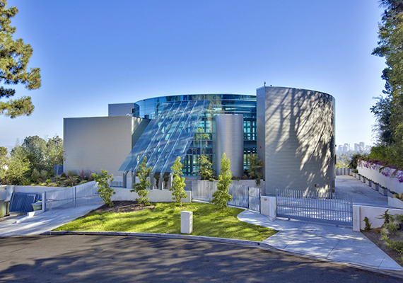 	Ez a Justin Bieber nevéhez köthető, Beverly Hills-i épület inkább emlékeztet egy modern múzeumra, mint lakóépületre.