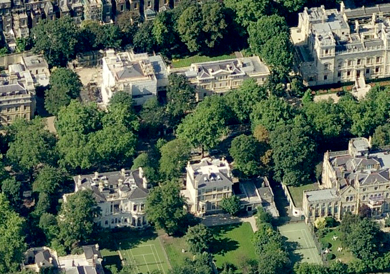	Szintén a Kensington Palace Gardens területén birtokol ingatlant - mely a lista nyolcadik helyén áll - az orosz milliárdos, Roman Abramovich, 90 millió font értékben.
