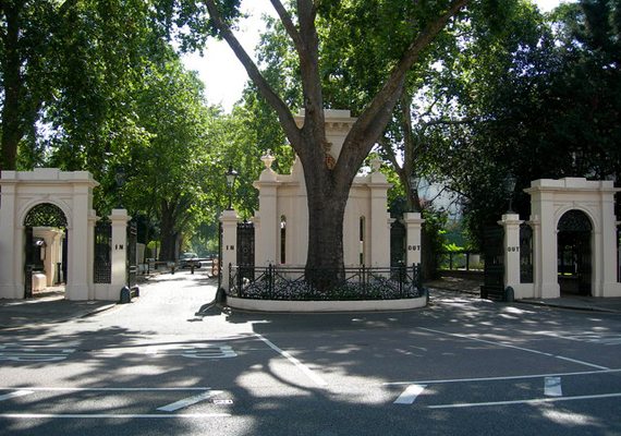 	Lakshmi Mittal indiai acélmágnás London legelőkelőbb részén, a Kensington Palace Gardens területén három ingatlannal is rendelkezik. A 117 millió fontos értékkel ő szerepel idén a lista ötödik helyén - egyet lépett csak hátrébb.