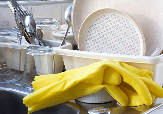 	A koszos mosogatótálcát a vízkőtől és az olajfoltoktól is megszabadíthatod, ha beszórod liszttel, majd néhány perc után forró vízzel leöblíted azt.