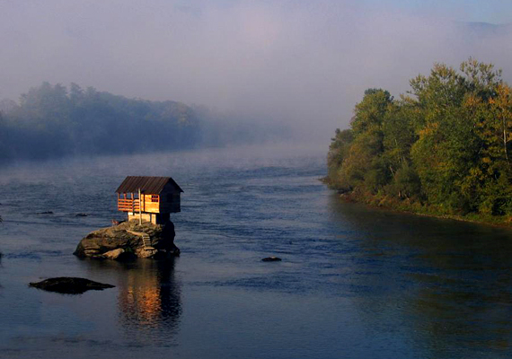 	A vízre épített kunyhó Szerbia nyugati részén található.