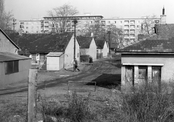 
                        	Üllői úti kislakások. A telepet 1957-ben elkezdték fokozatosan felszámolni, helyén több ütemben épült fel a mai József Attila lakótelep. A kép már 1976-ban készült.