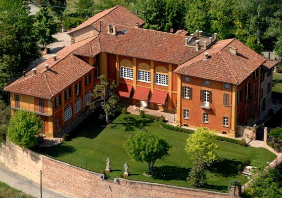
                        	A Lavezzole kastélyához közeli San Damiano d'Asti polgármestere nem tudott a milliós adásvételről, szerinte az teljes titokban folyik. A kastély eladásával megbízott luxusingatlan-közvetítő cég azonban az olasz bulvársajtónak megerősítette Zuckerbergék vásárlási szándékát.