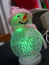 Ha már karácsony, akkor rondán világító hóember...