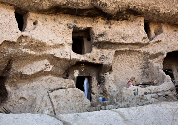 	A lakosok közül sokan, körülbelül 130-150-en még ma is ezekben a föld alatti otthonokban élnek.